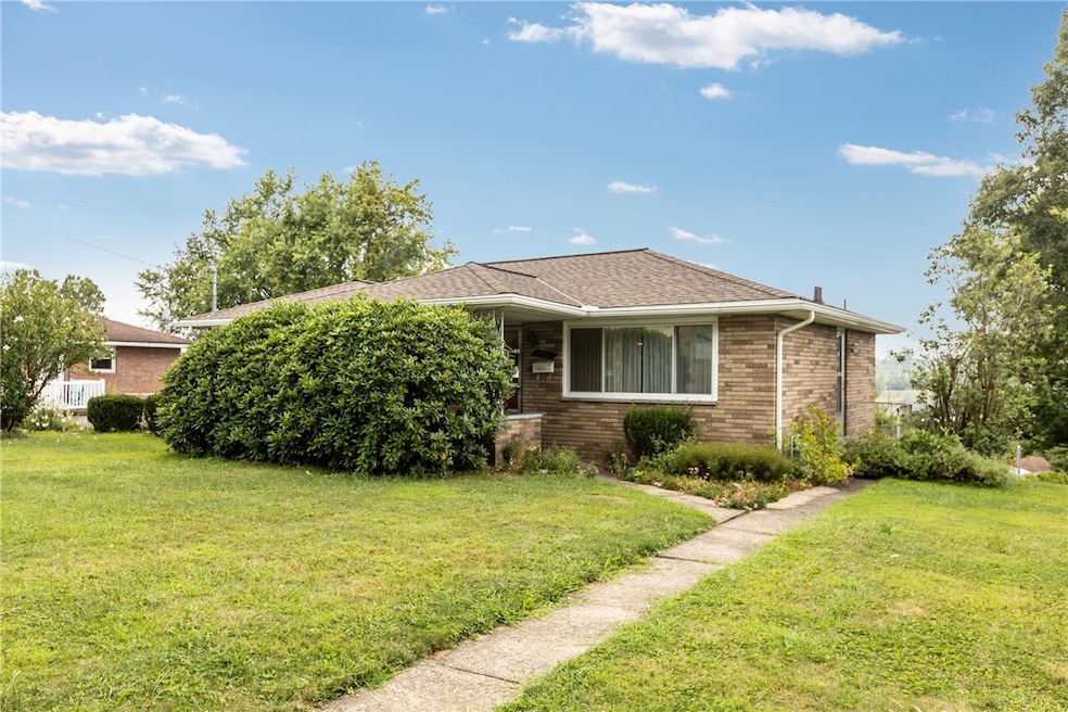 1528 Oneida Dr, Clairton, PA 15025 - photo 1