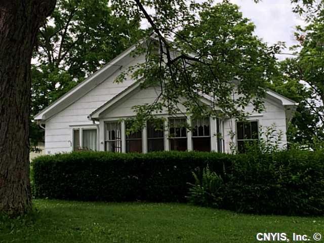 Exterior Front Charming bungalow in great conditio