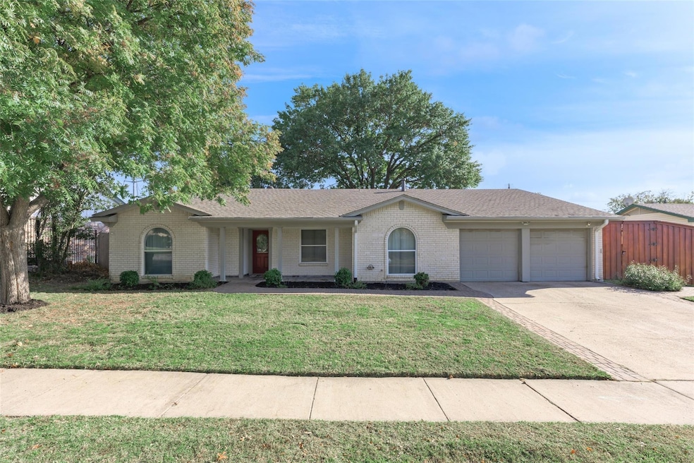 215 Carolyn Dr, Hurst, TX 76054 - photo 1