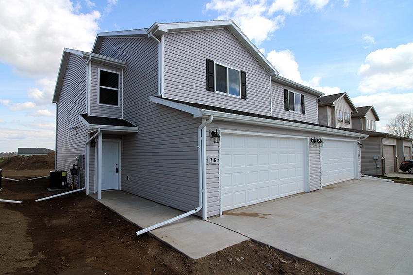 716 Hillcrest exterior front 850