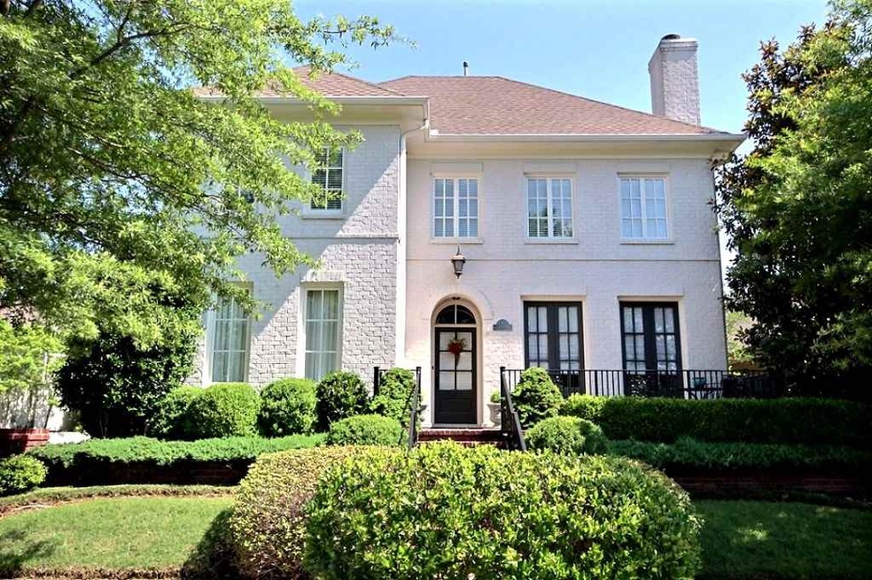 Stately curb Appeal!!