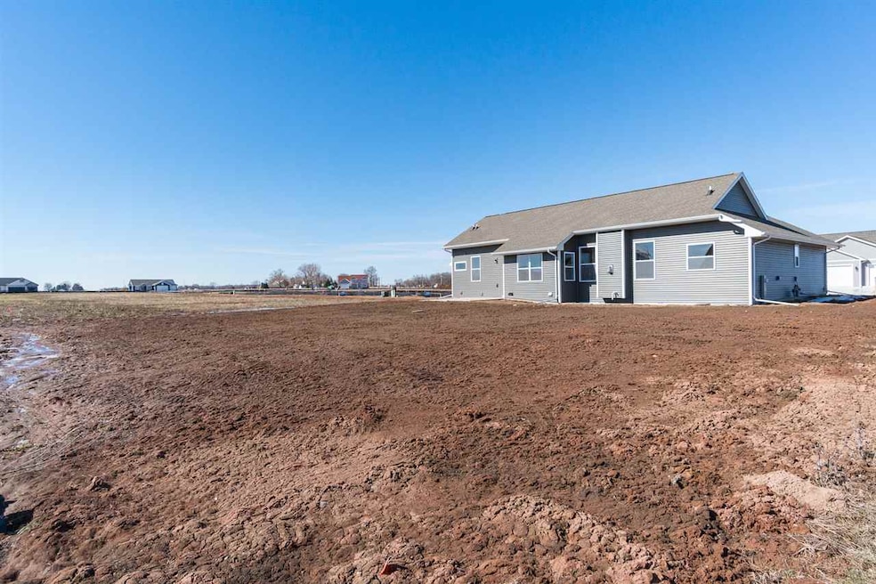 N9382 Varsity Ln, Appleton, WI 54915 - photo 1