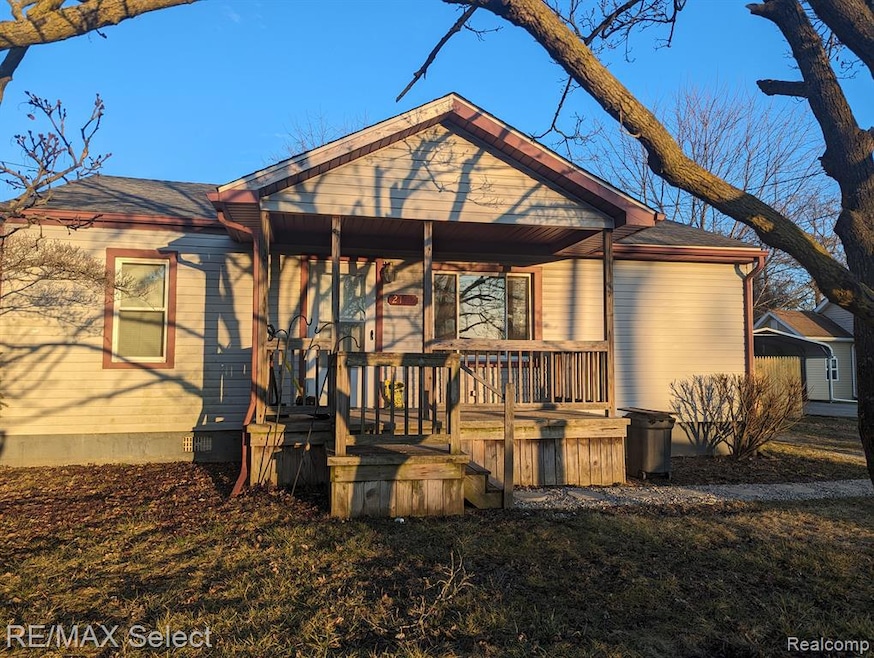 2197 Lauderdale St, Flint, MI 48532 - photo 1