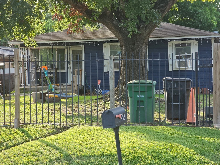 988 Ringold St, Houston, TX 77088 - photo 1