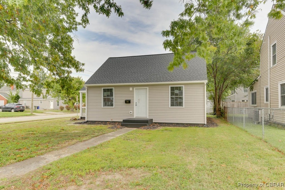 View of front of property featuring a front yard