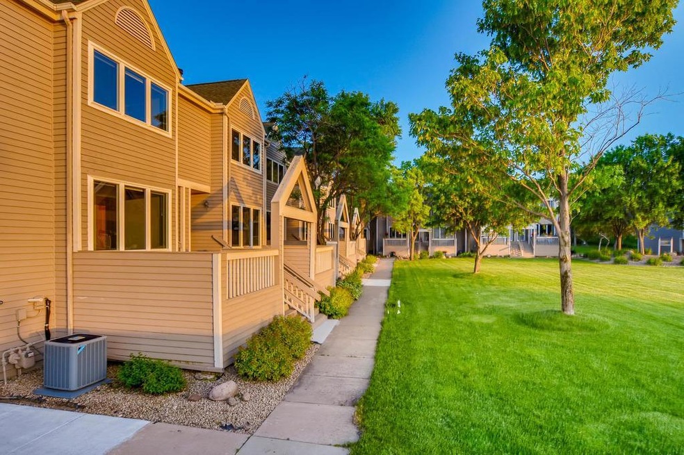 1575 W Wayzata Blvd Wayzata MN-034-038-Exterior Si