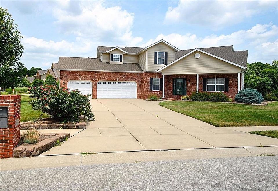 668 Longfellow Dr, O Fallon, IL 62269 - photo 1