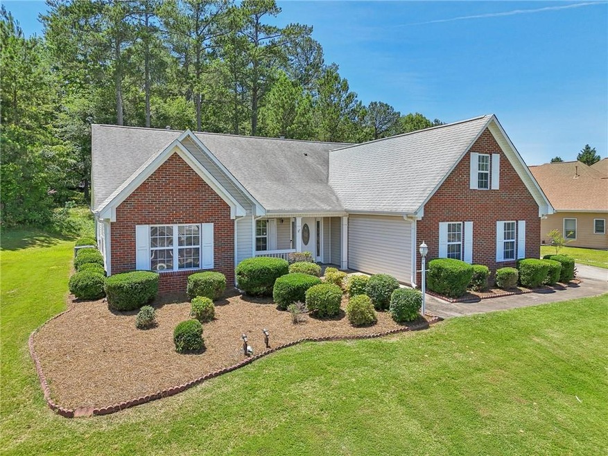 View of front of property featuring a front lawn