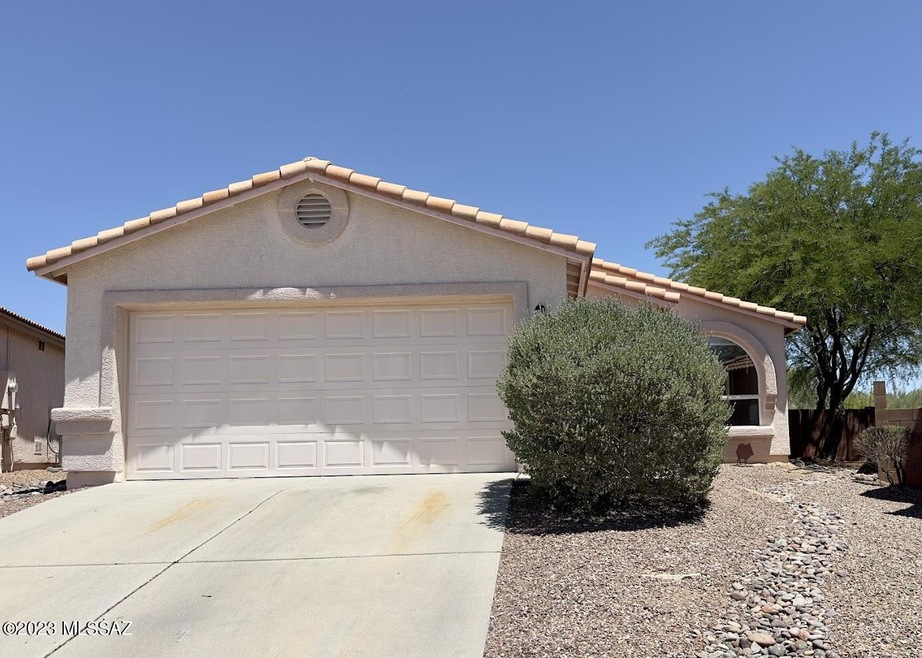 8240 N PASEO FRONT DRIVEWAY