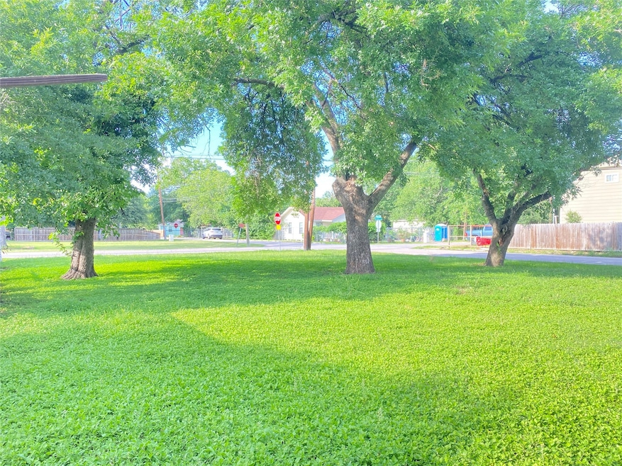 5101 Creekmont Dr, Houston, TX 77091 - photo 1