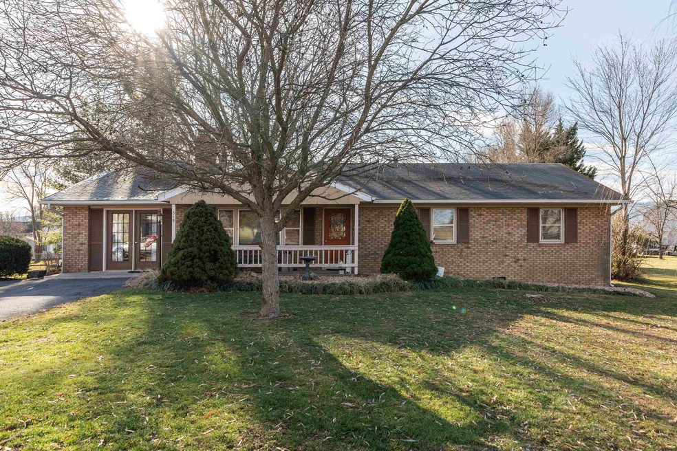 319 Wayne Ave, Stuarts Draft, VA 24477 - photo 1