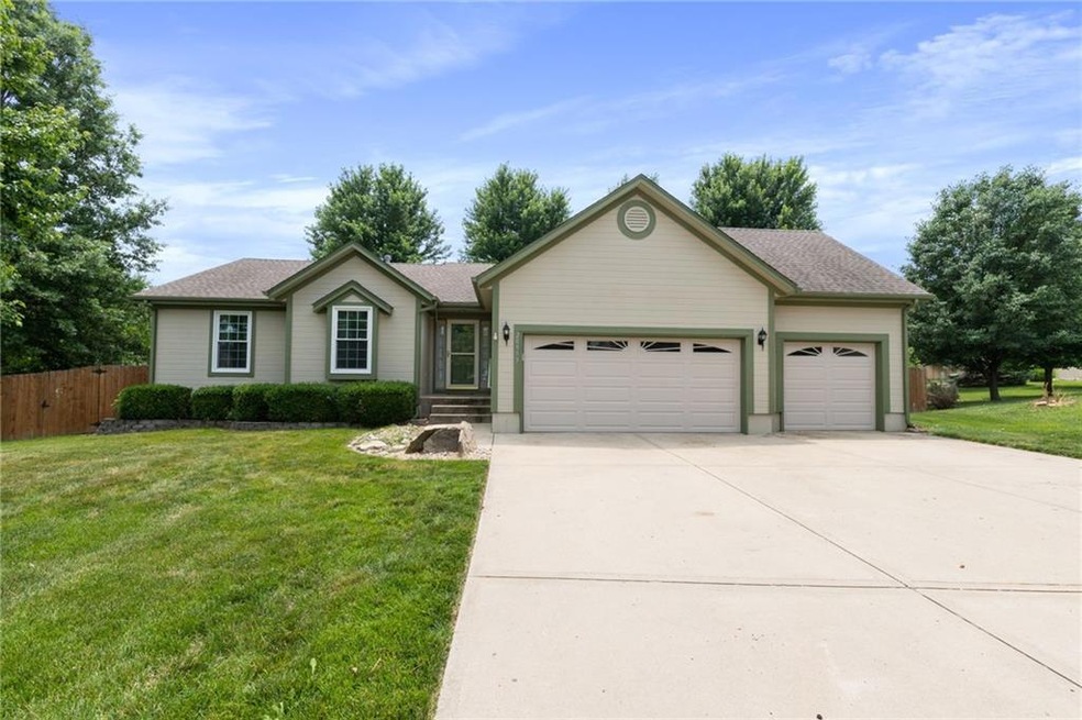 20953 W 226th Ct, Spring Hill, KS 66083 - photo 1