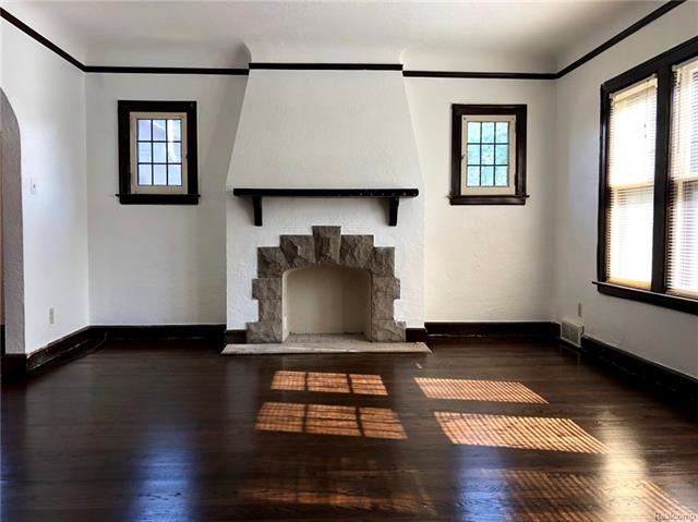 killer fireplce in living room.jpg