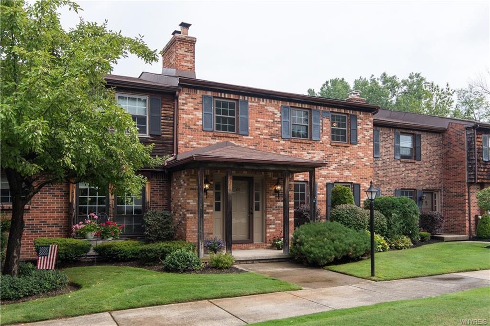 3 bedrooms, 2 1/2 bath townhouse w/1,739 SF. Newer