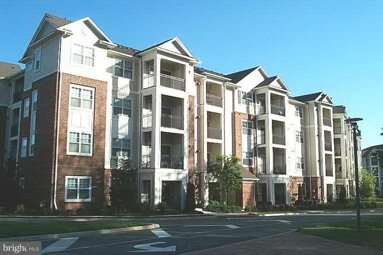 12909 Centre Park Cir unit 204, Oak Hill, VA 20171 - photo 1