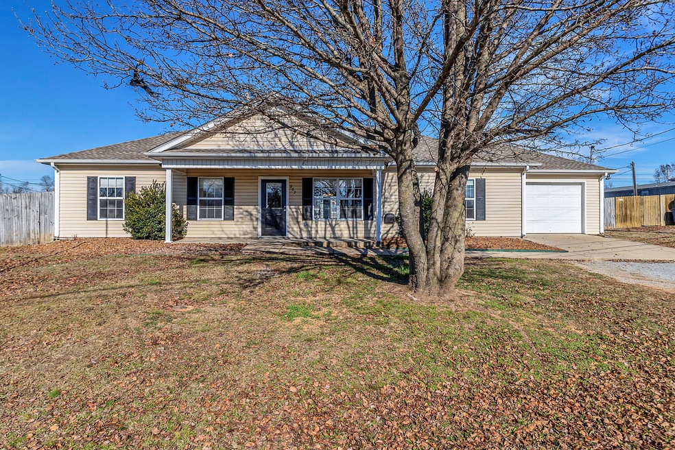 202 Cottonwood Dr, Shelbyville, TN 37160 - photo 1