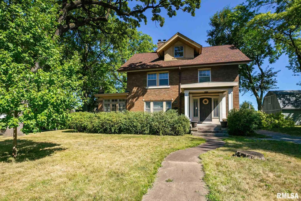 822 E Locust St, Davenport, IA 52803 - photo 1