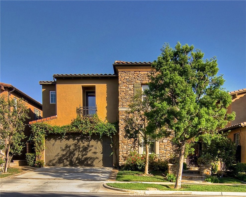 Ideally situated on a premium lot, with no house directly behind you, this gorgeous Villa Rosa plan 2 in the heart of the award winning community of Woodbury won't last!