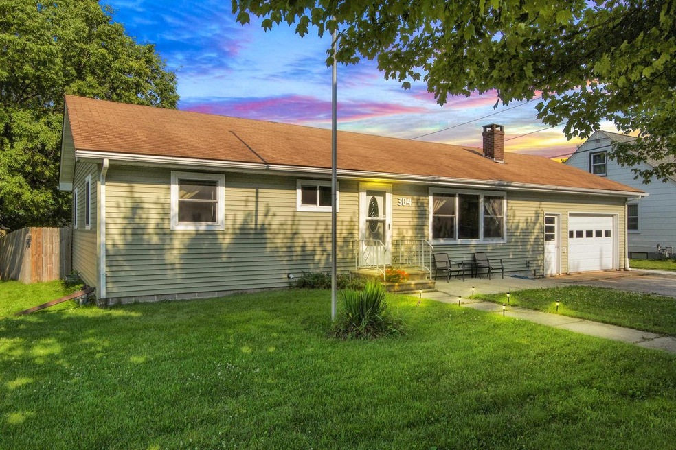 304 N Elm St, La Crescent, MN 55947 - photo 1