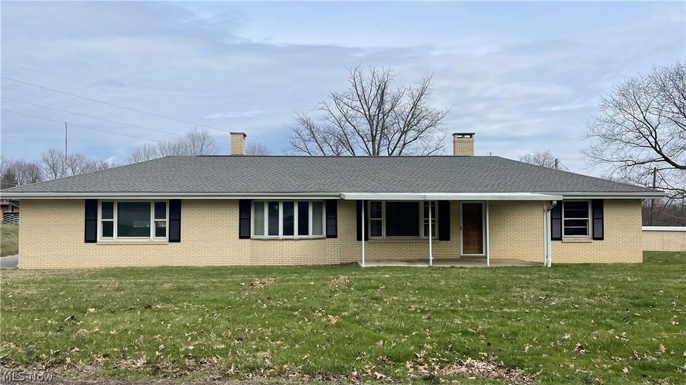 Ranch-style house with a front yard