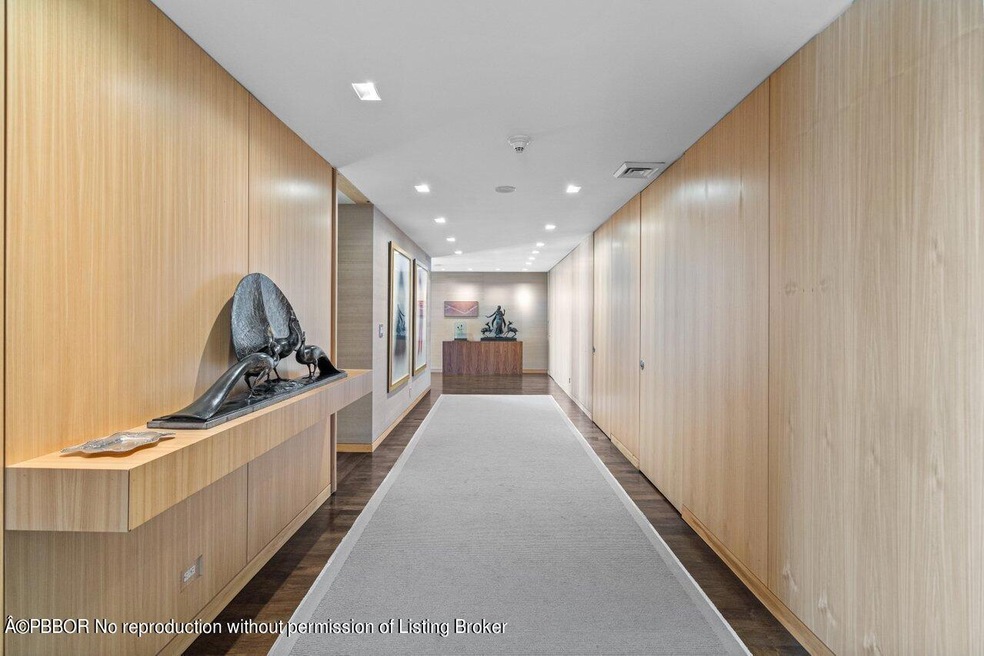 000 - Foyer