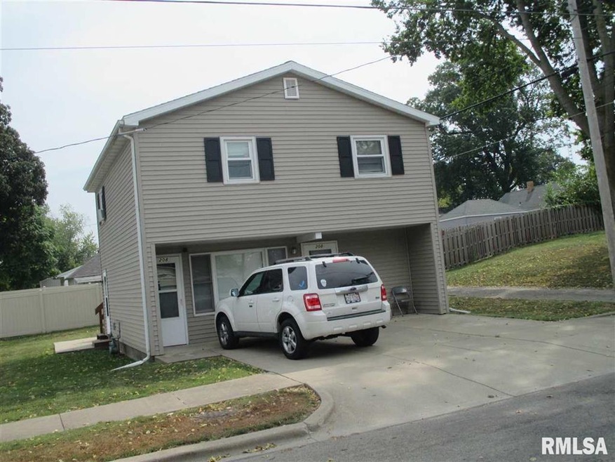 208 S Maple St, Lincoln, IL 62656 - photo 1