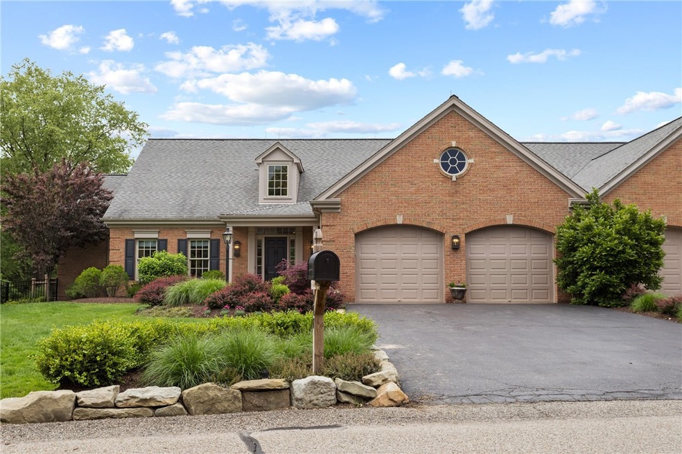 STUNNING FOREST MANOR TOWNHOUSE! COMPLETELY RENOVA
