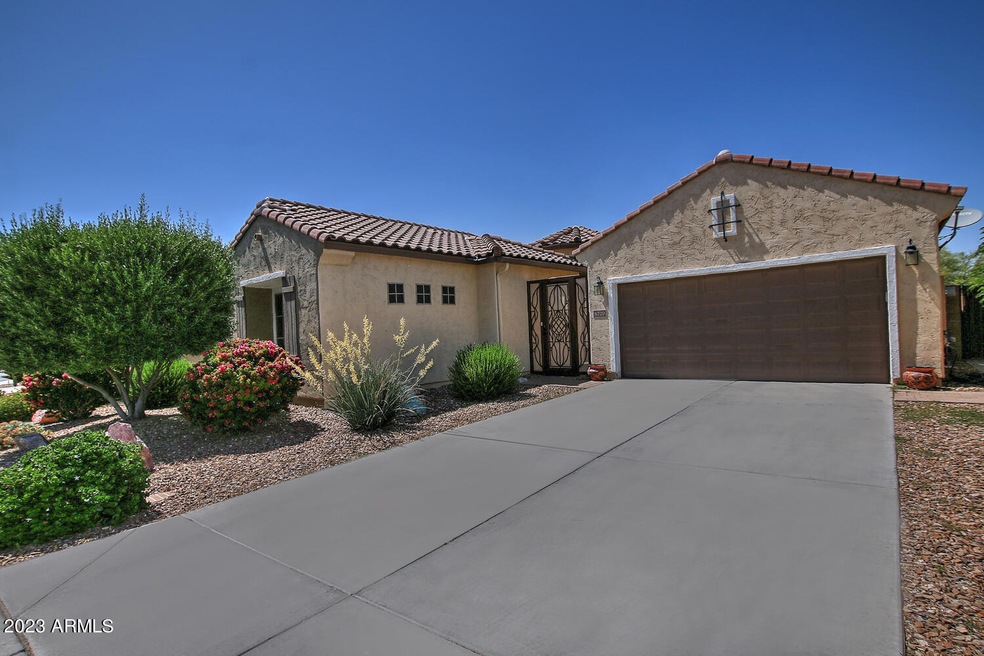 6720 W Desert Blossom Way-large-001-046-