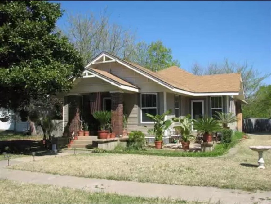 306 W Maple St, Whitewright, TX 75491 - photo 1