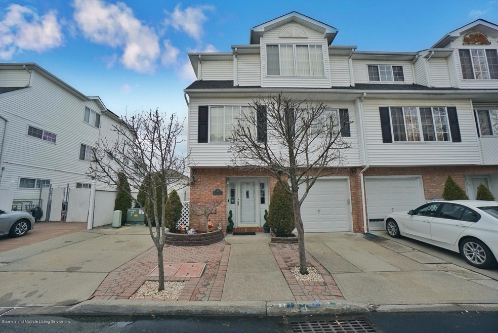 31 Red Cedar Ln, Staten Island, NY 10309 - photo 1