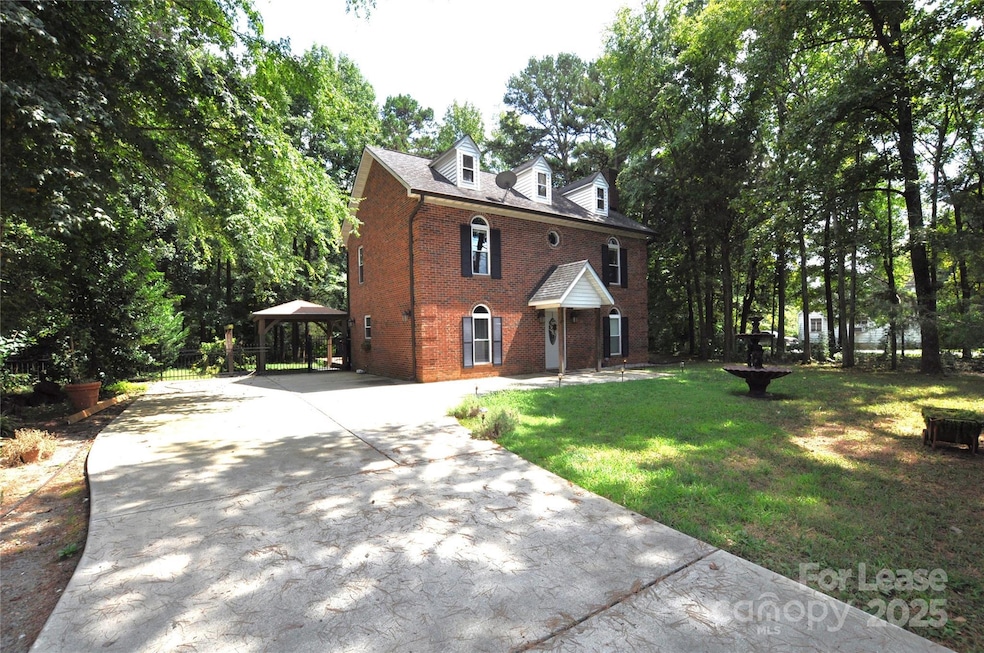 1710 Kimway Ct, Matthews, NC 28105 - photo 1