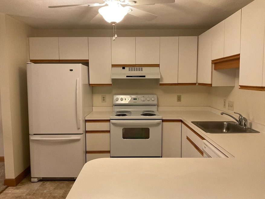 634 Main St unit 8, Walpole, MA 02081 - photo 1