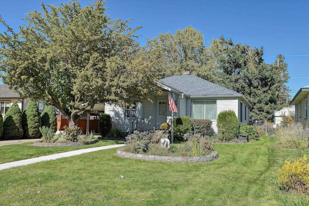 1120 W Rowan Ave, Spokane, WA 99205 - photo 1