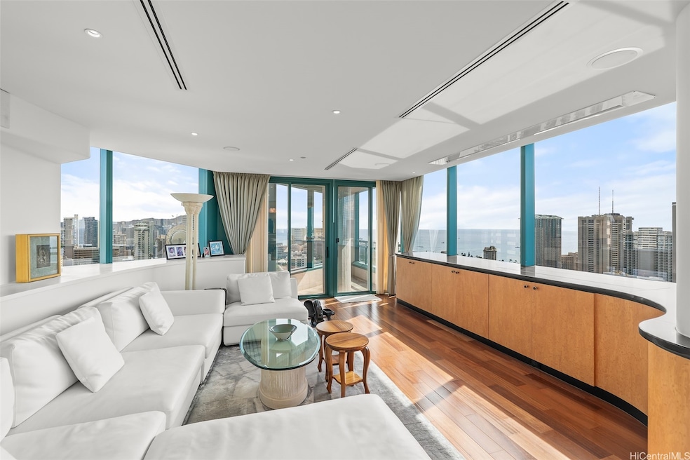 Livingroom with 180 degree Ocean View