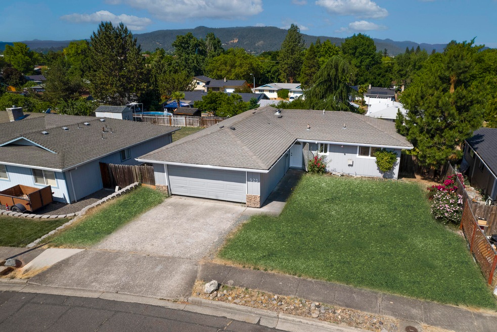 925 Crest Dr -01