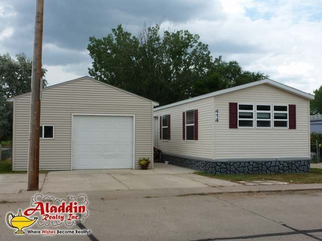 414 W Prairie Ln, Mandan, ND 58554 - photo 1