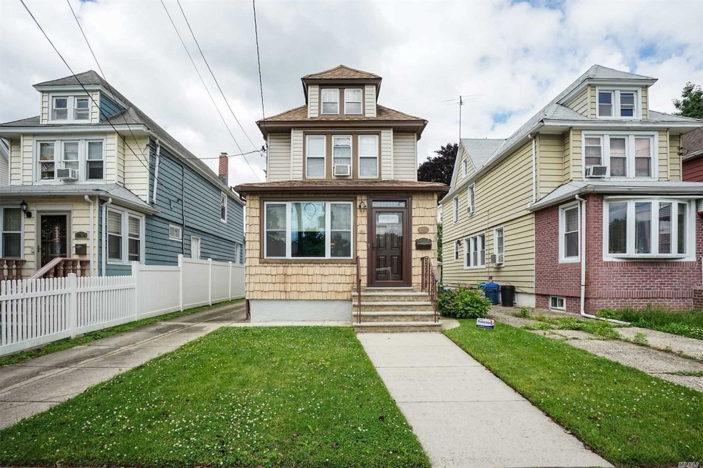 9208 Gettysburg St, Bellerose, NY 11426 - photo 1