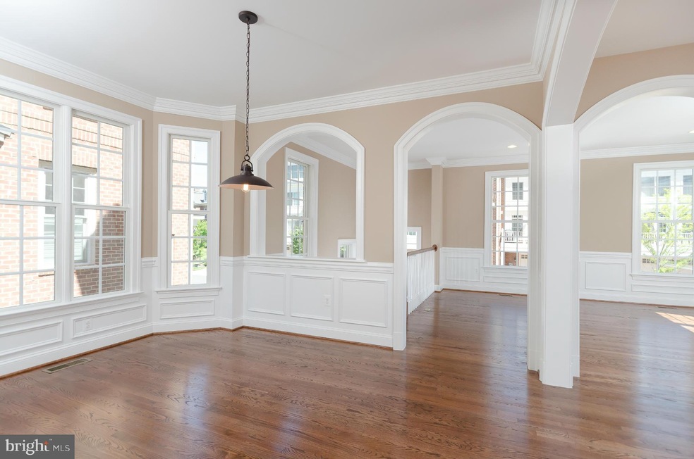 10683 Yorktown Ct, Fairfax, VA 22030 - photo 1