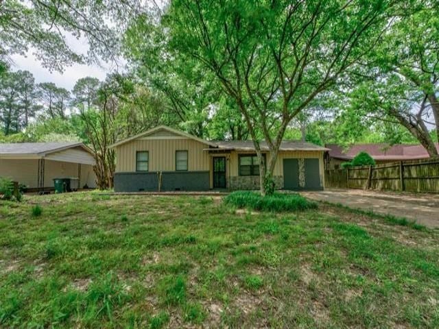 View of front of home featuring a front yard and a