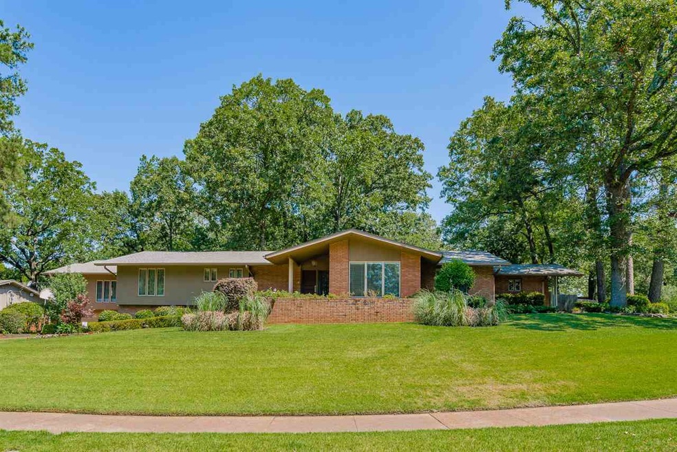 Beautifully Landscaped yard w/ irrigation system