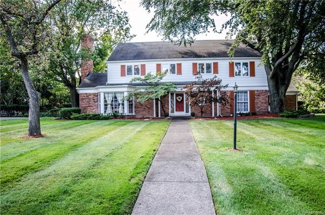 Beautiful well maintained (4) Bedroom Brick Coloni