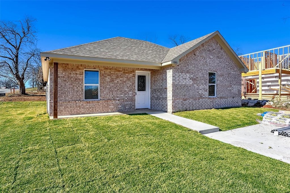 1001 N Barrett Ave, Denison, TX 75020 - photo 1