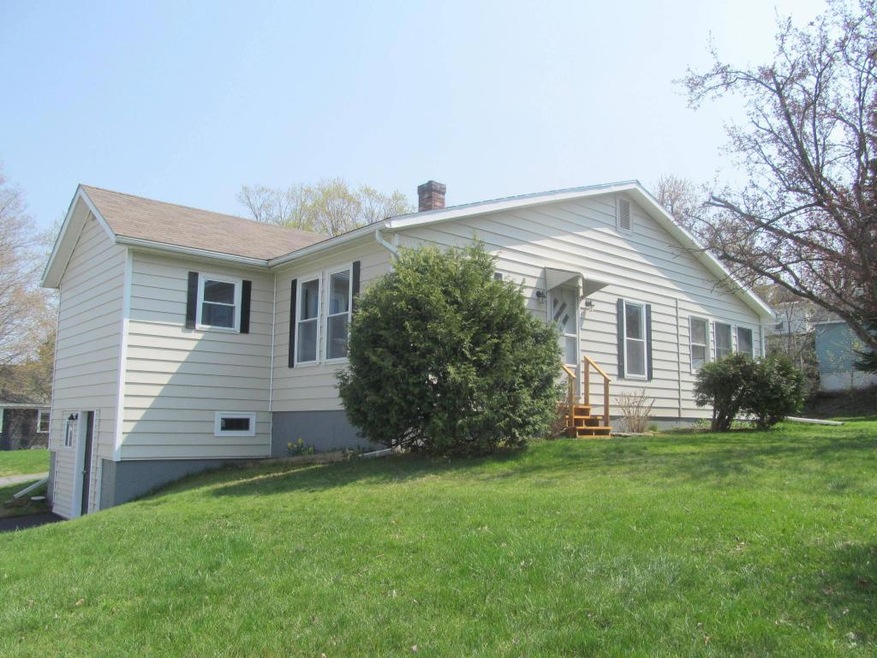 54 Cross St, Newport, VT 05855 - photo 1