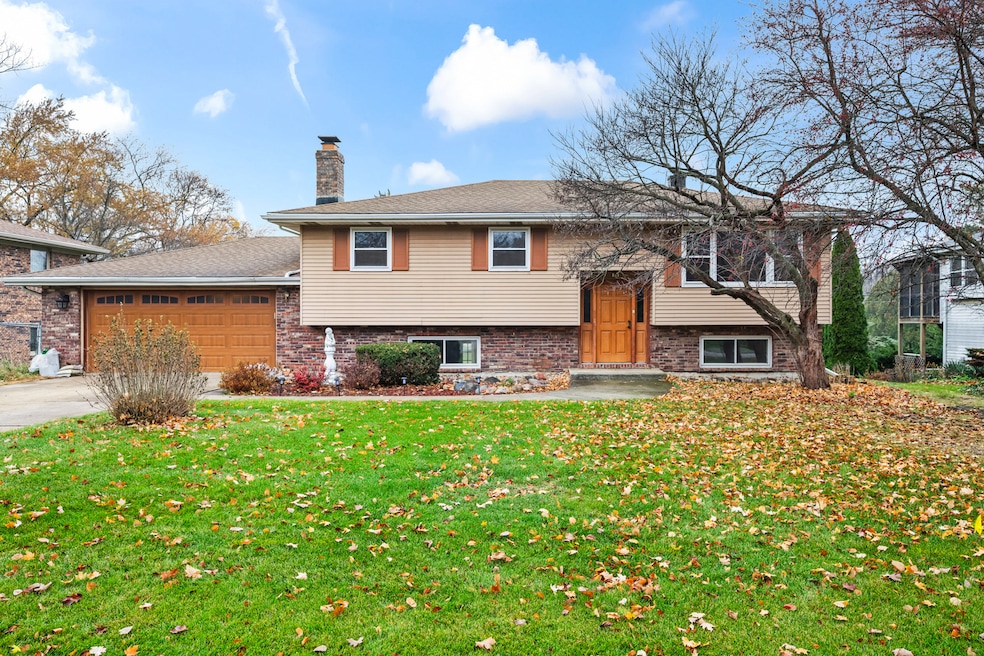 370 W Walnut St, Roselle, IL 60172 - photo 1