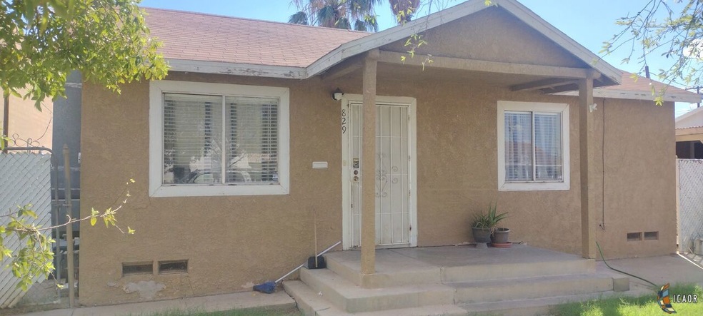 829 W Commercial Ave, El Centro, CA 92243 - photo 1