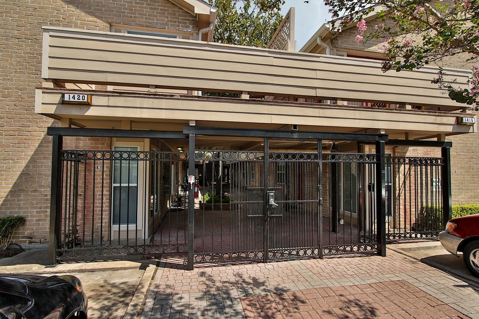 1420 Hawthorne St unit 18, Houston, TX 77006 - photo 1