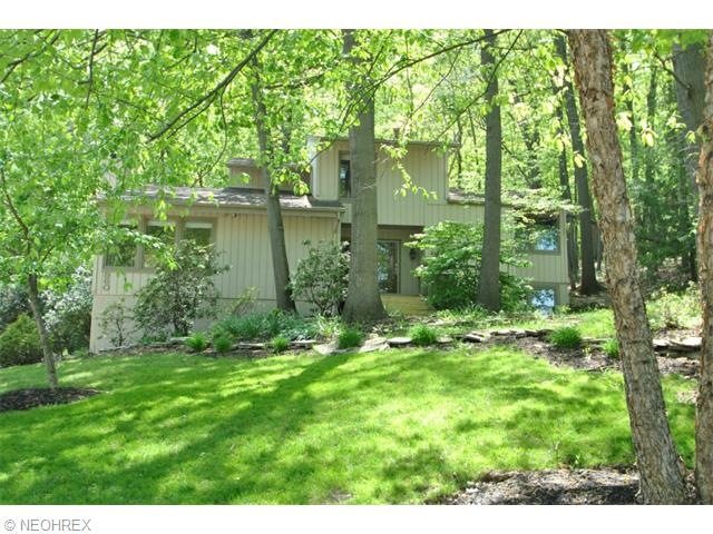 Welcome to 960 Kingswood in Merriman Woods.  A stu