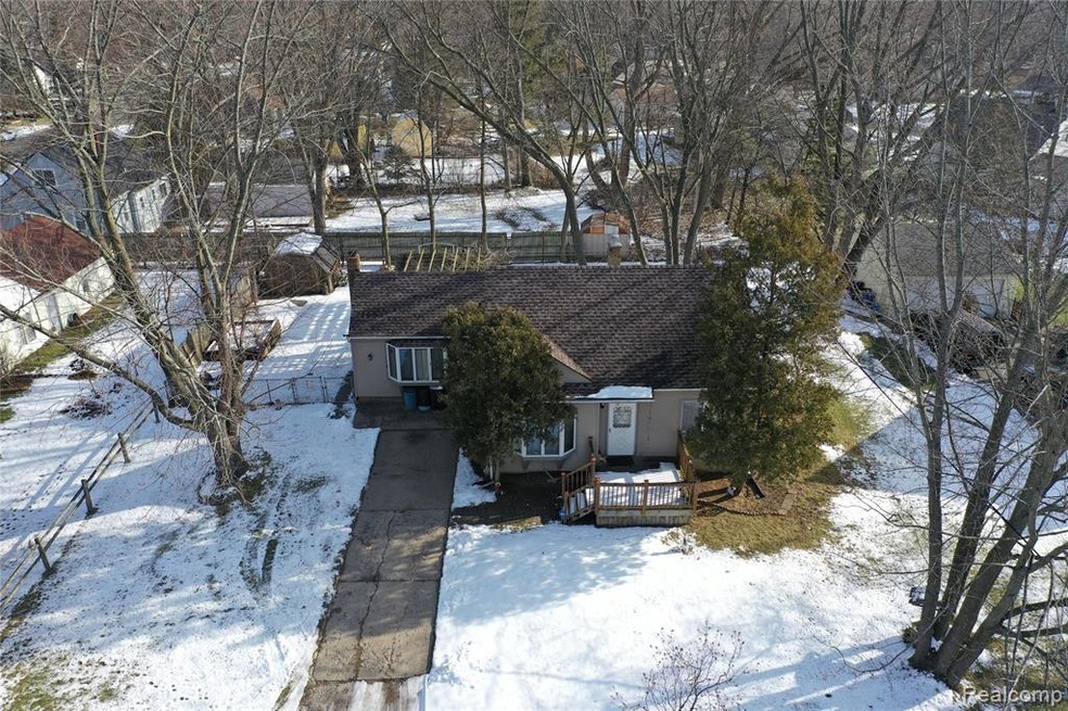 3301 Renault Dr, Flint, MI 48507 - photo 1