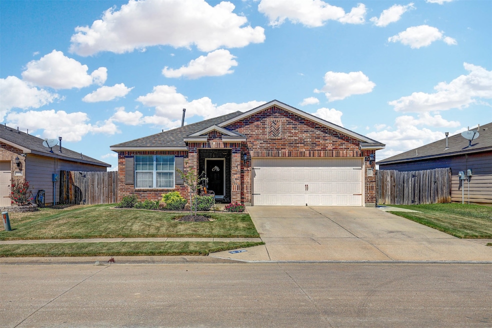 736 Lazy Crest Dr, Fort Worth, TX 76140 - photo 1