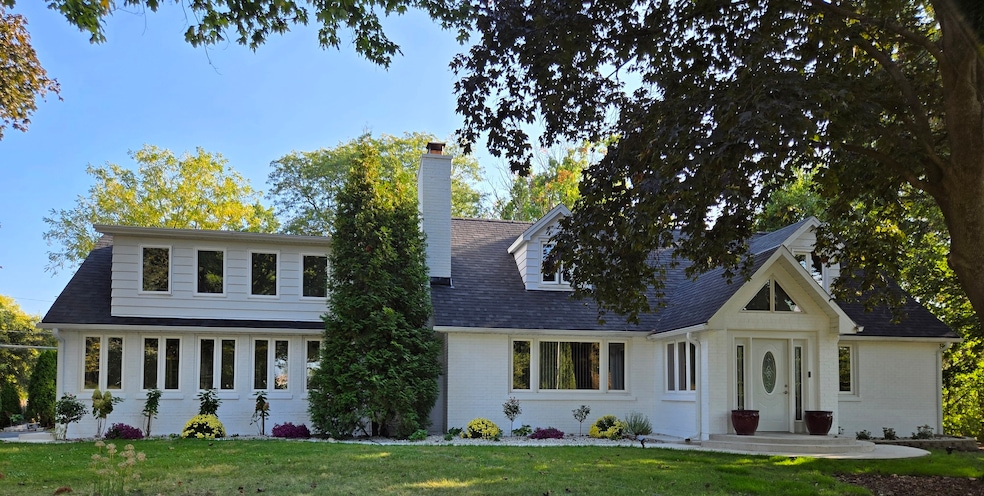 25W201 Summit Dr, Naperville, IL 60563 - photo 1